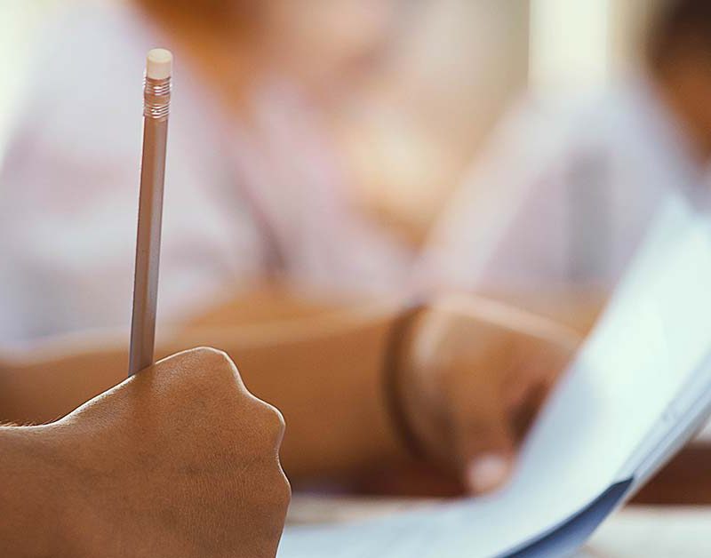 Student taking Chinese comprehension exam
